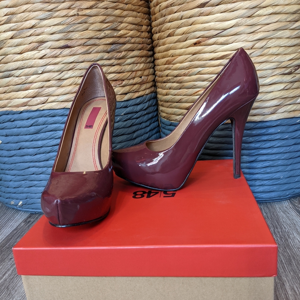 EUC (W36.5) - 5/48 Maroon Patent Platform Pumps